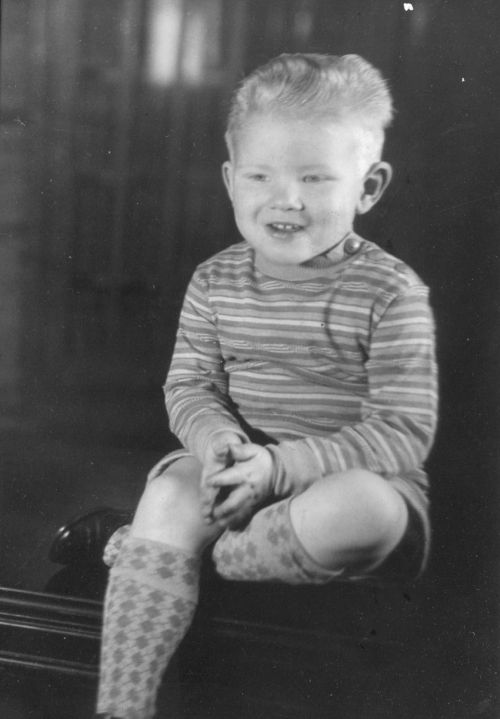 1928 Vernon on piano bench